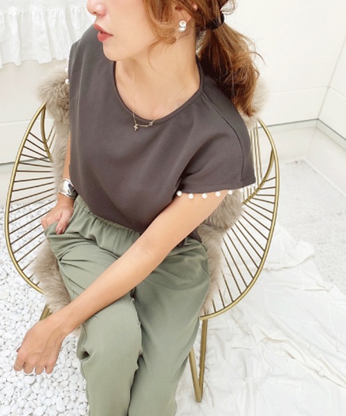 M y u(ミュー)の「さらっと生地 袖パール付きトップス(Tシャツ/カットソー・レディース・チャコールグレー/アイボリー/カーキブラウン/ダークベージュ・MEDIUM)」の5枚目の写真
