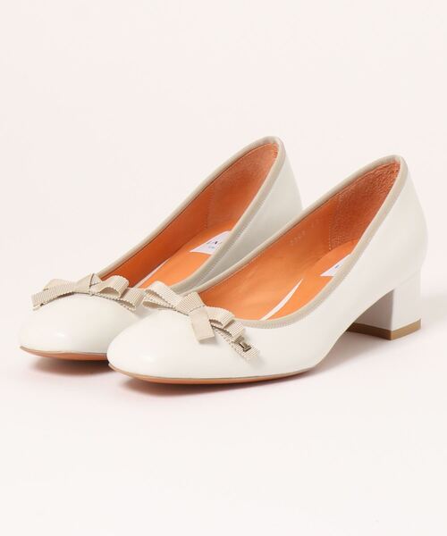 LANVIN en Bleu(ランバンオンブルー)の「スクエアトゥリボンモチーフパンプス(パンプス・レディース・ブラック系その他2/ブルー系その他4/ブラック系その他7/ベージュ系その他3/ブラック/プラチナム/グレー/ブラック系その他/アイボリー/サンドベージュ/ブラック系その他4/ベージュ/グレー系その他5/ブラック系その他3/ベージュ系その他/ネイビー/ブラック系その他5/ベージュ系その他4/ブラック系その他6/ベージュ系その他2/グレイッシュベージュ・24.0cm/24.5cm/23.5cm/22.5cm/23.0cm/22.0cm)」の2枚目の写真