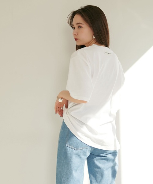 TINA：JOJUN（ティーナジョジュン）の「J.刺繍ユニセックスT