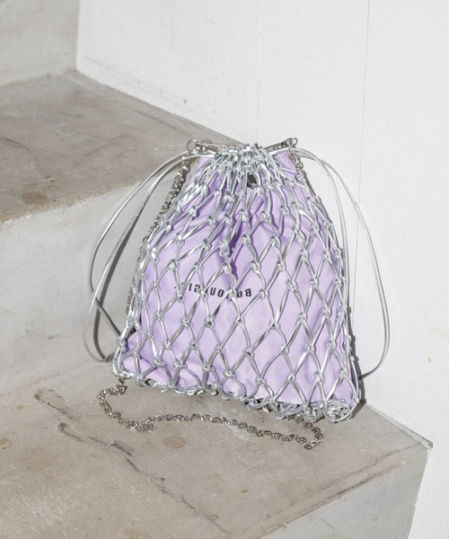 Bonjour Girl（ボンジュールガール）の「【Bonjour Girl】メッシュ×ナイロン巾着バッグ（ショルダーバッグ・レディース・ブラック/シルバー・FREE）」の2枚目の写真