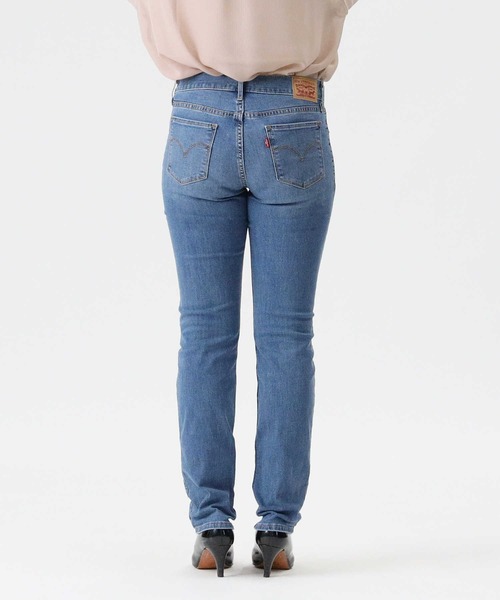 Levi's（リーバイス）の「【Levi's】「312 COOL」 シェイピングスリムデニムパンツ（デニムパンツ・レディース・ライトインディゴブルー・26inch/25inch/27inch/24inch）」の5枚目の写真