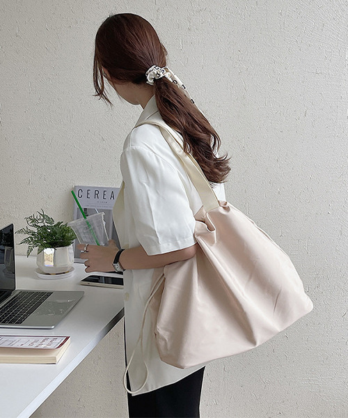 c.u.l(シーユーエル)の「【c.u.l】無地ナイロン 巾着ショルダーバッグ cula255(ショルダーバッグ・レディース・アイボリー/イエロー/グリーン/ブラック・FREE)」の2枚目の写真