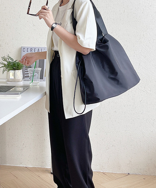 c.u.l(シーユーエル)の「【c.u.l】無地ナイロン 巾着ショルダーバッグ cula255(ショルダーバッグ・レディース・アイボリー/イエロー/グリーン/ブラック・FREE)」の1枚目の写真