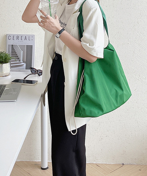 c.u.l(シーユーエル)の「【c.u.l】無地ナイロン 巾着ショルダーバッグ cula255(ショルダーバッグ・レディース・アイボリー/イエロー/グリーン/ブラック・FREE)」の6枚目の写真