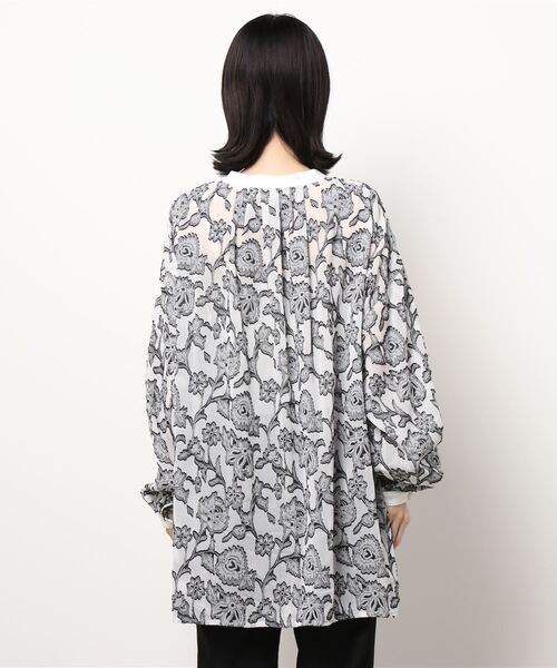 NICOLE CLUB(ニコル クラブ)の「【NICOLE CLUB】ジャガードチャイナブラウス(シャツ/ブラウス・レディース・ホワイト系/グレー系・MEDIUM)」の4枚目の写真