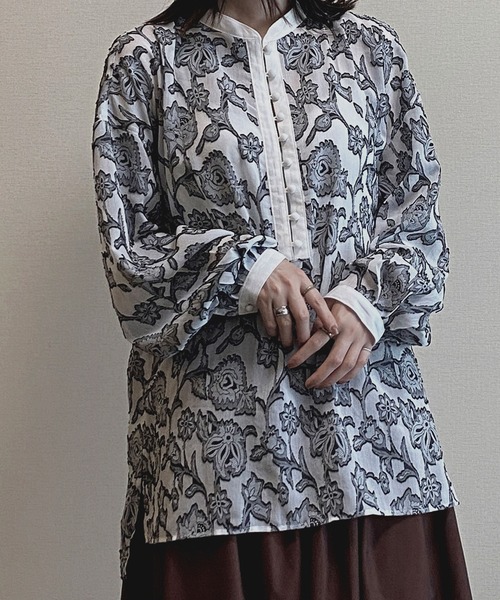 NICOLE CLUB(ニコル クラブ)の「【NICOLE CLUB】ジャガードチャイナブラウス(シャツ/ブラウス・レディース・ホワイト系/グレー系・MEDIUM)」の5枚目の写真