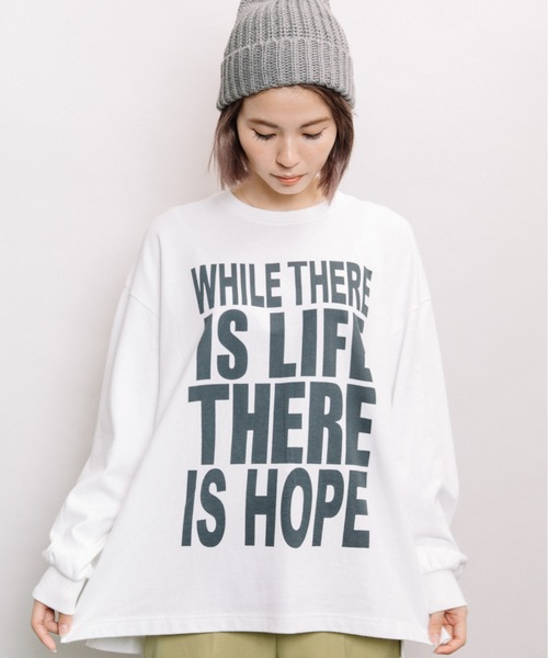 refinedworks（リファインドワークス）の「ビックロゴプリント長袖Tシャツ（Tシャツ/カットソー・レディース・チャコールグレー/ベージュ/オフホワイト・FREE）」の2枚目の写真