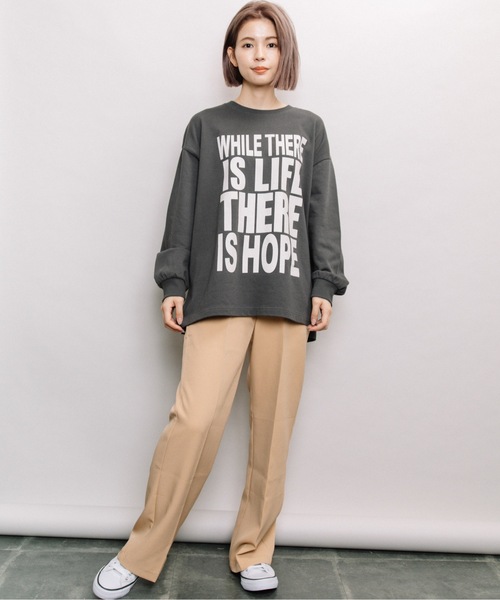 refinedworks（リファインドワークス）の「ビックロゴプリント長袖Tシャツ（Tシャツ/カットソー・レディース・チャコールグレー/ベージュ/オフホワイト・FREE）」の8枚目の写真