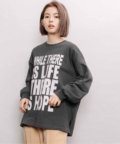 refinedworks（リファインドワークス）の「ビックロゴプリント長袖Tシャツ（Tシャツ/カットソー・レディース・チャコールグレー/ベージュ/オフホワイト・FREE）」の21枚目の写真