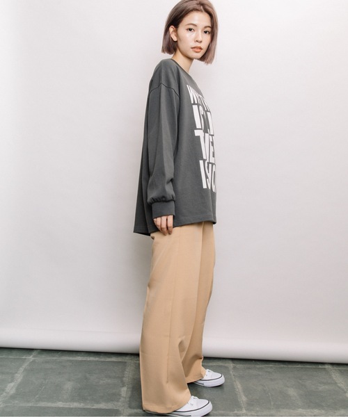 refinedworks（リファインドワークス）の「ビックロゴプリント長袖Tシャツ（Tシャツ/カットソー・レディース・チャコールグレー/ベージュ/オフホワイト・FREE）」の12枚目の写真