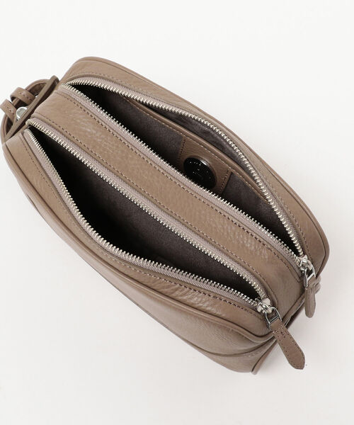 PELLE MORBIDA（ペッレモルビダ）の「PELLE MORBIDA / シュリンクレザー クラッチバッグ（ハンドバッグ・メンズ・ベージュ/ネイビー・ONE SIZE）」の7枚目の写真