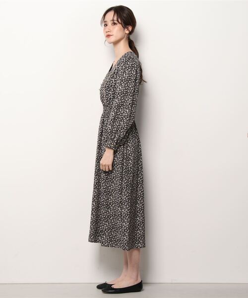 ASTORIA ODIER(アストリアオディール)の「小花柄パイピングワンピース(ワンピース・レディース・ブラック/モカ・MEDIUM)」の4枚目の写真