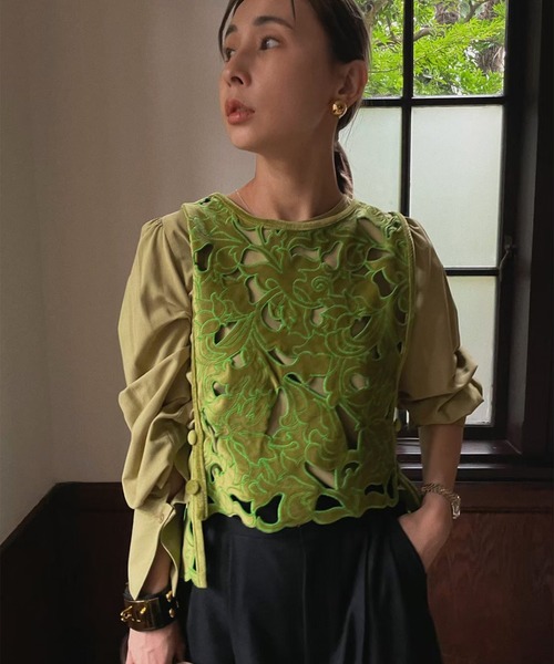 Ameri（アメリ）の「UND RENEE VELOUR VEST WITH BLOUSE（シャツ/ブラウス・レディース・ブラック/オレンジ/グリーン・FREE）」の9枚目の写真