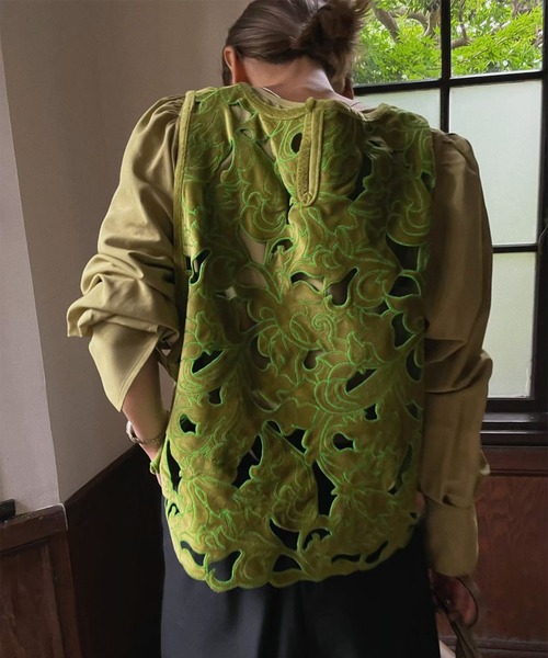 Ameri（アメリ）の「UND RENEE VELOUR VEST WITH BLOUSE（シャツ/ブラウス・レディース・ブラック/オレンジ/グリーン・FREE）」の4枚目の写真