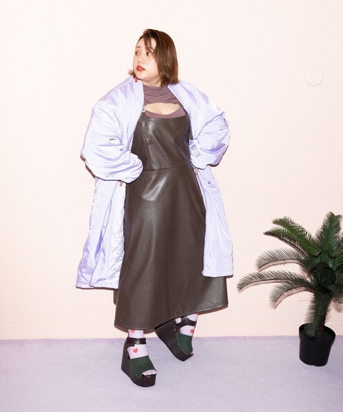 PUNYUS（プニュズ）の「フェイクレザージャンパースカート（ジャンパースカート・レディース・ブラック/ブラウン・4/3/2/1）」の5枚目の写真