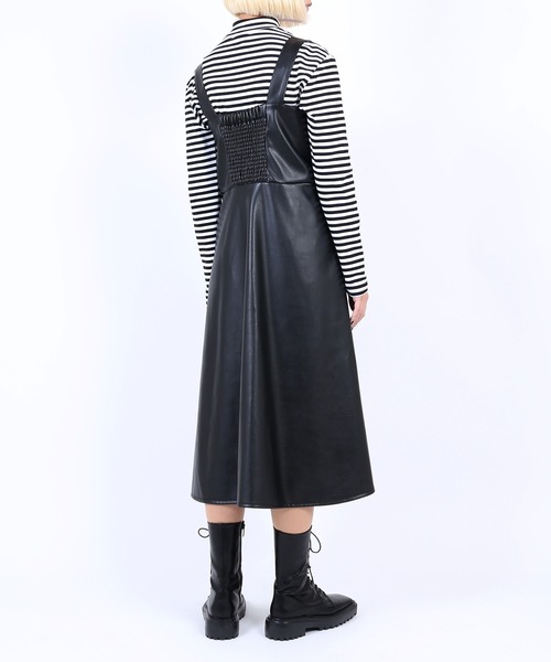 PUNYUS（プニュズ）の「フェイクレザージャンパースカート（ジャンパースカート・レディース・ブラック/ブラウン・4/3/2/1）」の3枚目の写真