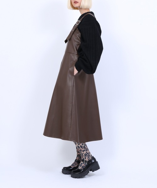 PUNYUS（プニュズ）の「フェイクレザージャンパースカート（ジャンパースカート・レディース・ブラック/ブラウン・4/3/2/1）」の16枚目の写真