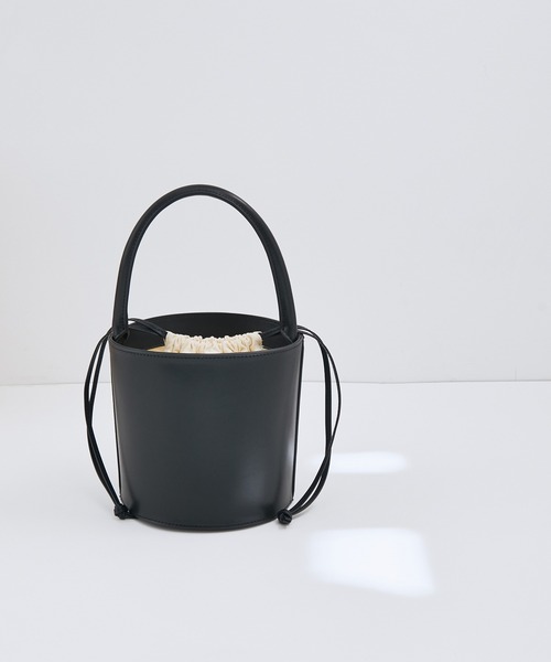 ADAM ET ROPE'(アダムエロペ)の「スプリットレザーバケットバッグ(ハンドバッグ・レディース・ブラック/ホワイト・FREE)」の2枚目の写真
