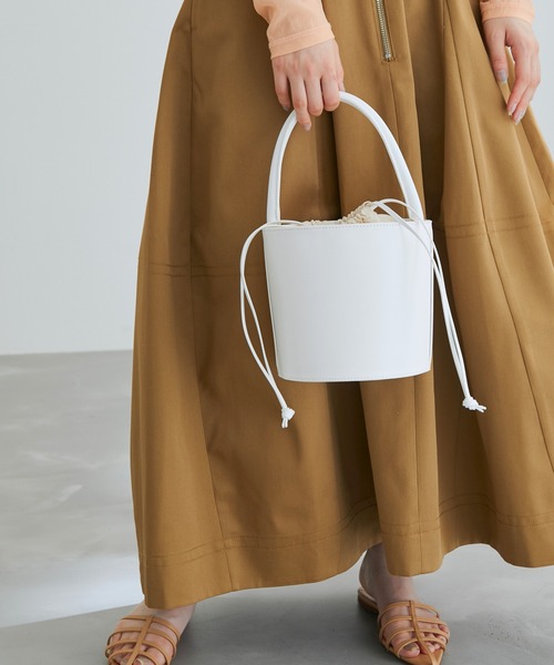 ADAM ET ROPE'(アダムエロペ)の「スプリットレザーバケットバッグ(ハンドバッグ・レディース・ブラック/ホワイト・FREE)」の5枚目の写真