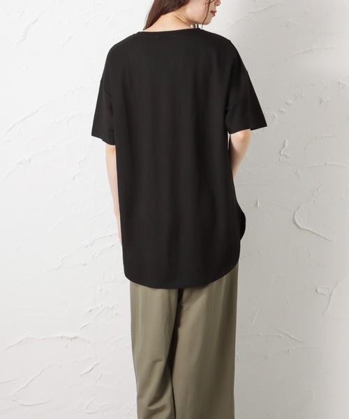 Mac-House（マックハウス）の「SARARI サラリ チュニック丈Tシャツ（Tシャツ/カットソー・レディース・ブラック/グレー/ブルー/グレイッシュベージュ・フリー）」の10枚目の写真