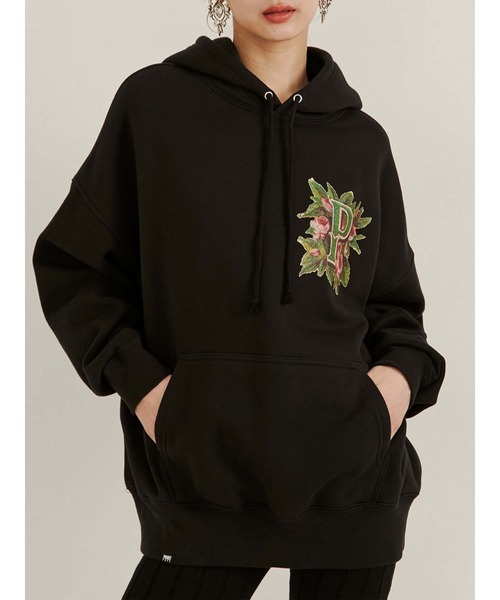 PAMEO POSE（パメオポーズ）の「Big P Hoodie（パーカー・レディース・ホワイト/ブラック/ベージュ・FREE）」の2枚目の写真