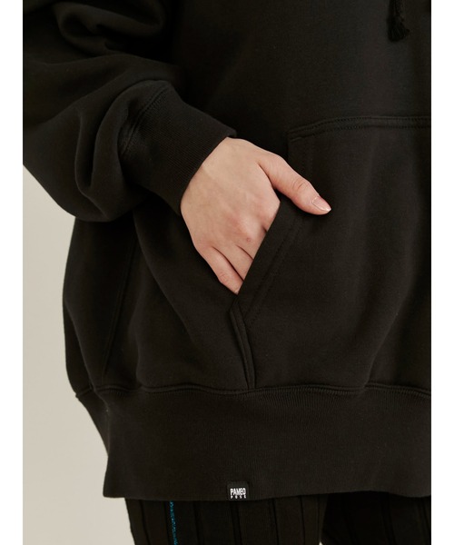 PAMEO POSE（パメオポーズ）の「Big P Hoodie（パーカー・レディース・ホワイト/ブラック/ベージュ・FREE）」の14枚目の写真