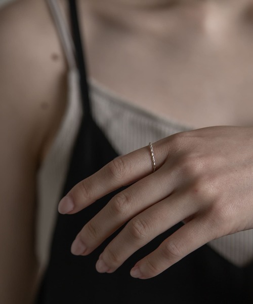 SMELLY（スメリー）の「silver925ツイストオープンリング（リング・レディース・シルバー/ゴールド・-）」の4枚目の写真