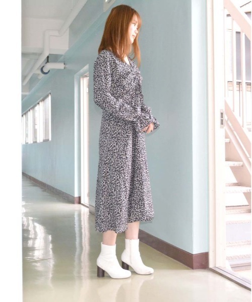 HARLEM ROUNGE(ハーレムラウンジ)の「花柄Vネックギャザーワンピース(ワンピース・レディース・ブラック/ホワイト・FREE)」の13枚目の写真