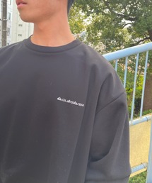 Quiksilver（クイックシルバー）の「【ムラサキスポーツ別注】QUIKSILVER/クイックシルバー オーバーサイズ 撥水トレーナー/裏起毛 無地 ワンポイント クルーネックスウェット QPO224601M（スウェット・メンズ）」
