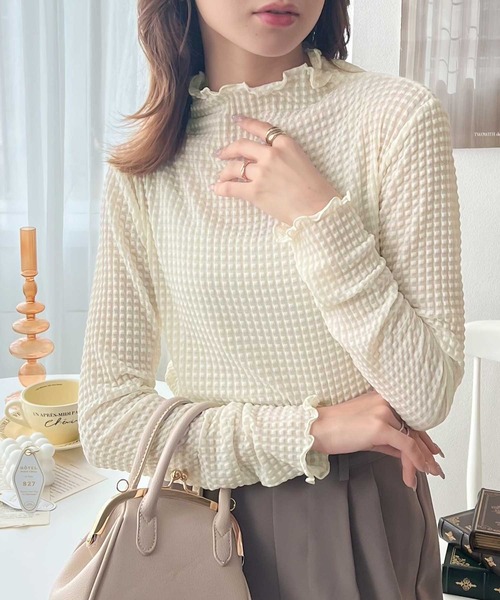 classicalelf（クラシカルエルフ）の「品良く大人可愛い。ぽこぽこシアー素材メロウカットソー（シャツ/ブラウス・レディース・ブラック/ホワイト/ブルー/ピンクベージュ・LARGE/MEDIUM/SMALL/X-LARGE）」の5枚目の写真