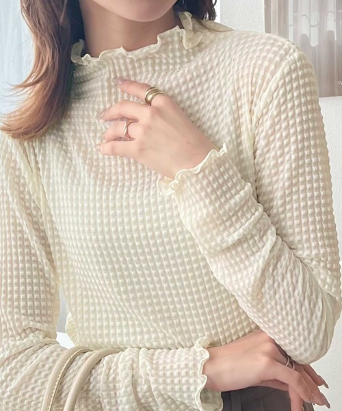 classicalelf（クラシカルエルフ）の「品良く大人可愛い。ぽこぽこシアー素材メロウカットソー（シャツ/ブラウス・レディース・ブラック/ホワイト/ブルー/ピンクベージュ・LARGE/MEDIUM/SMALL/X-LARGE）」の6枚目の写真