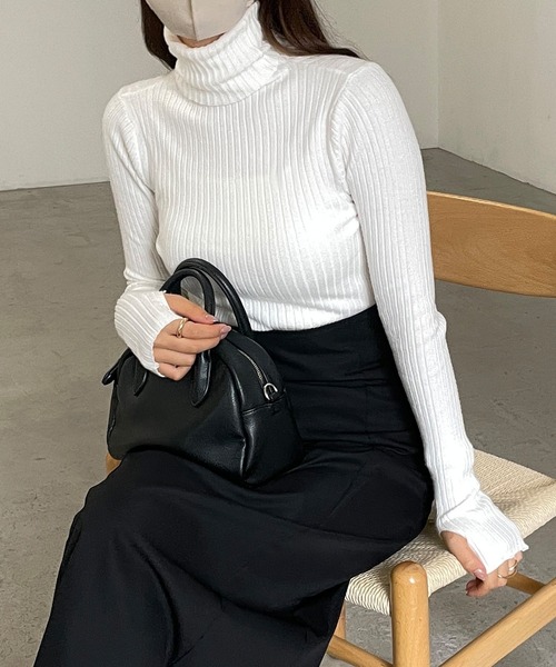 Louere（ルエレ）の「フィンガーホールタートルリブニット（ニット/セーター・レディース・ホワイト/ブラック/クリーム・FREE）」の2枚目の写真