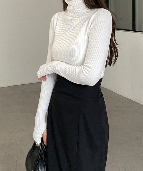 Louere（ルエレ）の「フィンガーホールタートルリブニット（ニット/セーター・レディース・ホワイト/ブラック/クリーム・FREE）」の5枚目の写真