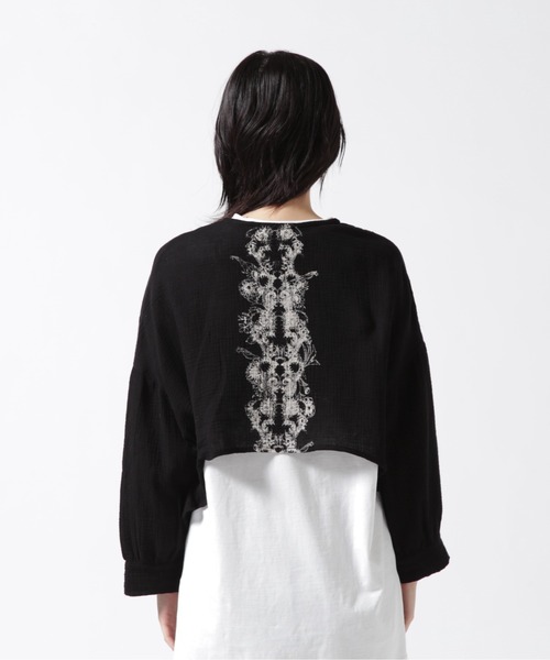 KMRii（ケムリ）の「KMRii/ケムリ/別注Tie Front Cotton Shirt（カーディガン/ボレロ・レディース・ブラック・2）」の7枚目の写真