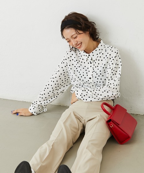 Le temps riche（ルタンリッシュ）の「ドットプリントシャツ＜Le temps riche＞（シャツ/ブラウス・レディース・ブラック/オフホワイト・M/L）」の4枚目の写真