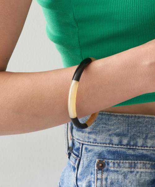 Auntie Rosa Holiday（アンティローザホリデー）の「ツートンバングル（バングル/リストバンド・レディース・レッド/ホワイト/ブラック・FREE）」の2枚目の写真