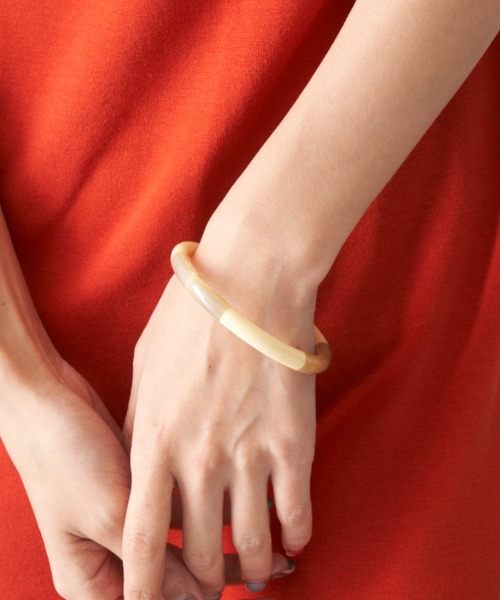 Auntie Rosa Holiday（アンティローザホリデー）の「ツートンバングル（バングル/リストバンド・レディース・レッド/ホワイト/ブラック・FREE）」の5枚目の写真