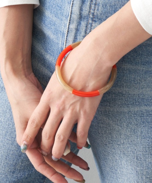 Auntie Rosa Holiday（アンティローザホリデー）の「ツートンバングル（バングル/リストバンド・レディース・レッド/ホワイト/ブラック・FREE）」の4枚目の写真