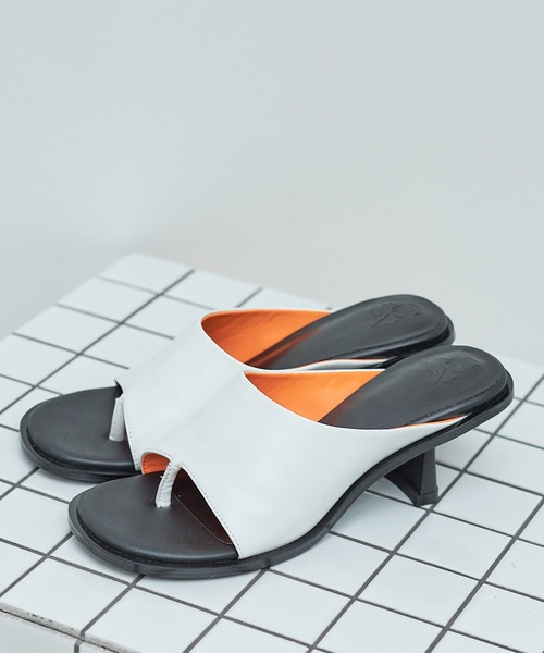 casane(カサネ)の「ラウンドトゥライナーカラーサンダル(サンダル・レディース・ブラック/ホワイト・0/1/2)」の1枚目の写真