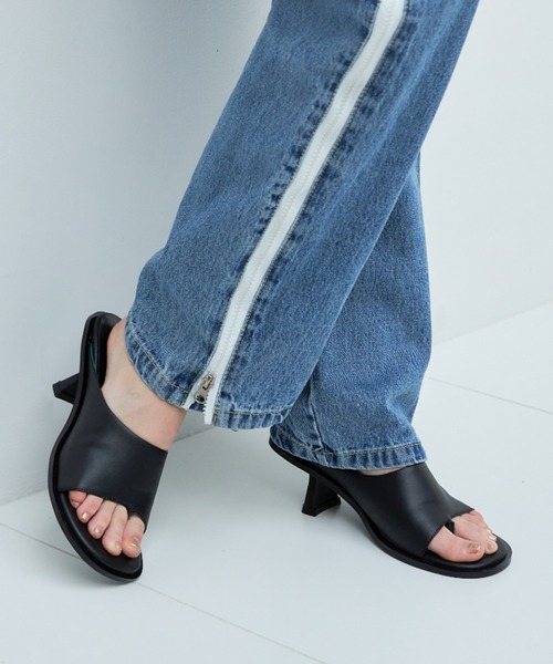 casane(カサネ)の「ラウンドトゥライナーカラーサンダル(サンダル・レディース・ブラック/ホワイト・0/1/2)」の4枚目の写真