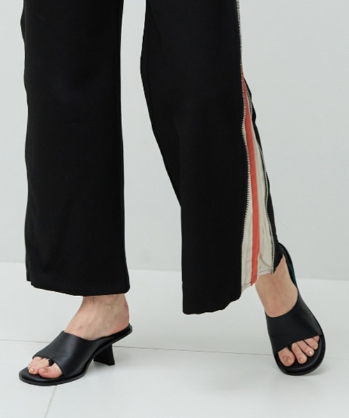 casane(カサネ)の「ラウンドトゥライナーカラーサンダル(サンダル・レディース・ブラック/ホワイト・0/1/2)」の3枚目の写真