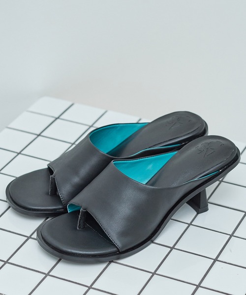 casane(カサネ)の「ラウンドトゥライナーカラーサンダル(サンダル・レディース・ブラック/ホワイト・0/1/2)」の6枚目の写真