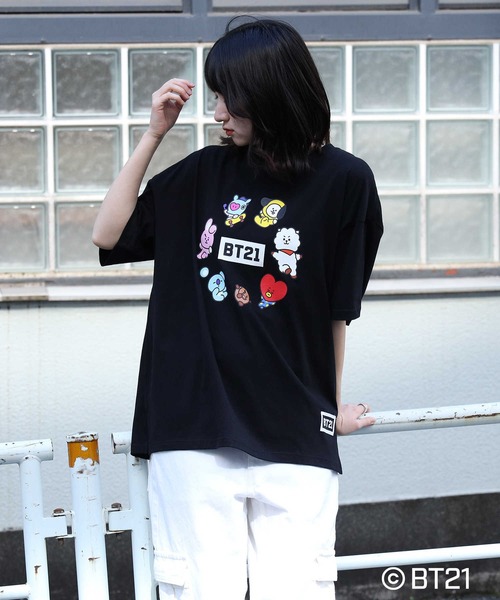 Right-on(ライトオン)の「BT21サークルプリントT(Tシャツ/カットソー・レディース・ホワイト/ブラック・M/L)」の1枚目の写真