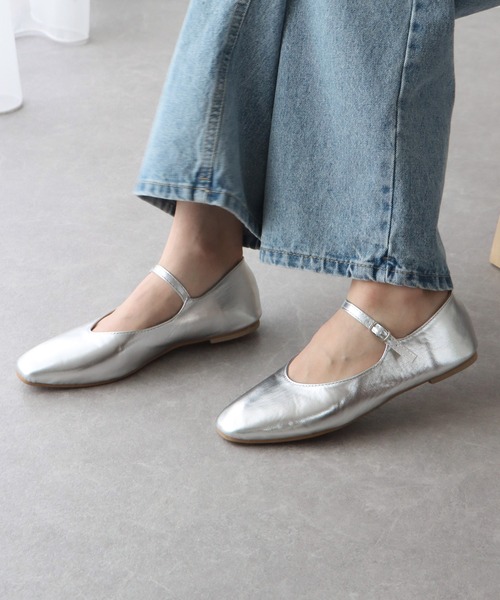 BLUEEAST（ブルーイースト）の「ストラップフラットシューズ（パンプス・レディース・オフホワイト/シルバー/ブラック・MEDIUM/LARGE）」の4枚目の写真