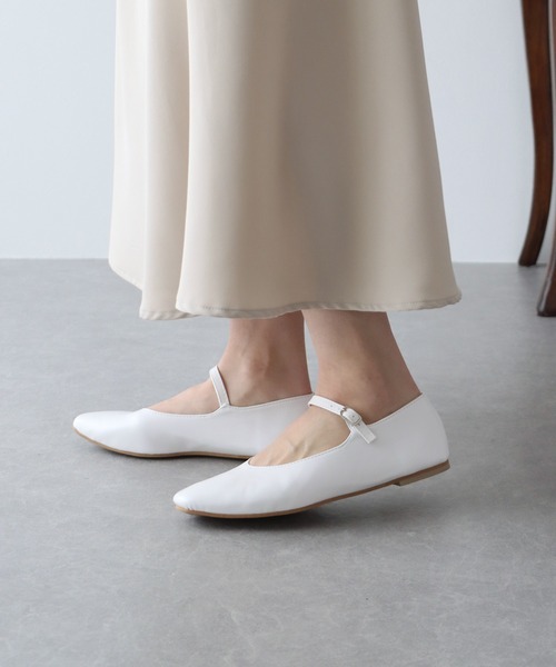 BLUEEAST（ブルーイースト）の「ストラップフラットシューズ（パンプス・レディース・オフホワイト/シルバー/ブラック・MEDIUM/LARGE）」の8枚目の写真