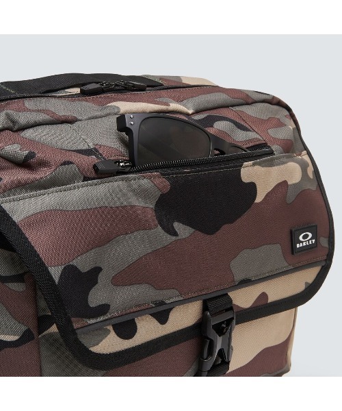 OAKLEY(オークリー)の「オークリー ESSENTIAL MEDIUM SHOULDER/TRAINING/OAKLEY(ショルダーバッグ・メンズ・ブラウン系カモフラージュ・U)」の2枚目の写真