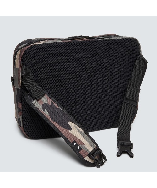 OAKLEY(オークリー)の「オークリー ESSENTIAL MEDIUM SHOULDER/TRAINING/OAKLEY(ショルダーバッグ・メンズ・ブラウン系カモフラージュ・U)」の3枚目の写真