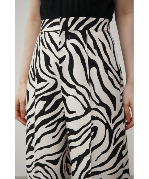 AZUL by moussy(アズールバイマウジー)の「CENTER SEAM ZEBRA PANTS/センターシームゼブラパンツ(その他パンツ・レディース・ホワイト系その他/ベージュ系その他・SMALL/MEDIUM)」の3枚目の写真