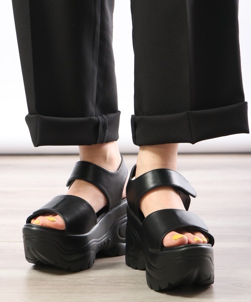 lus.（ラスドット）の「ベルクロ厚底サンダル8.5㎝ボリュームソール（サンダル・レディース・ブラック・S/L/LL/3L/SS/M）」の2枚目の写真