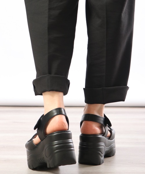 lus.（ラスドット）の「ベルクロ厚底サンダル8.5㎝ボリュームソール（サンダル・レディース・ブラック・S/L/LL/3L/SS/M）」の5枚目の写真